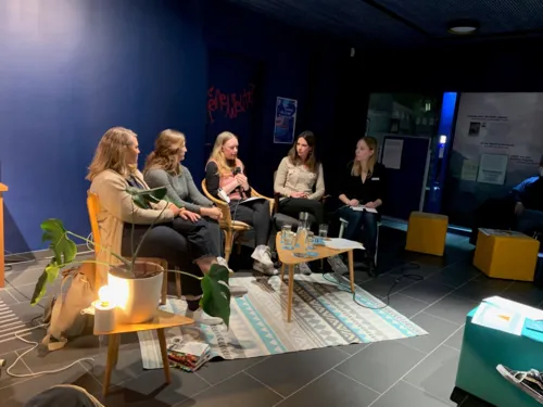 Podium bei der Veranstaltung "Junge Forschung" im ZeitZentrum Zivilcourage